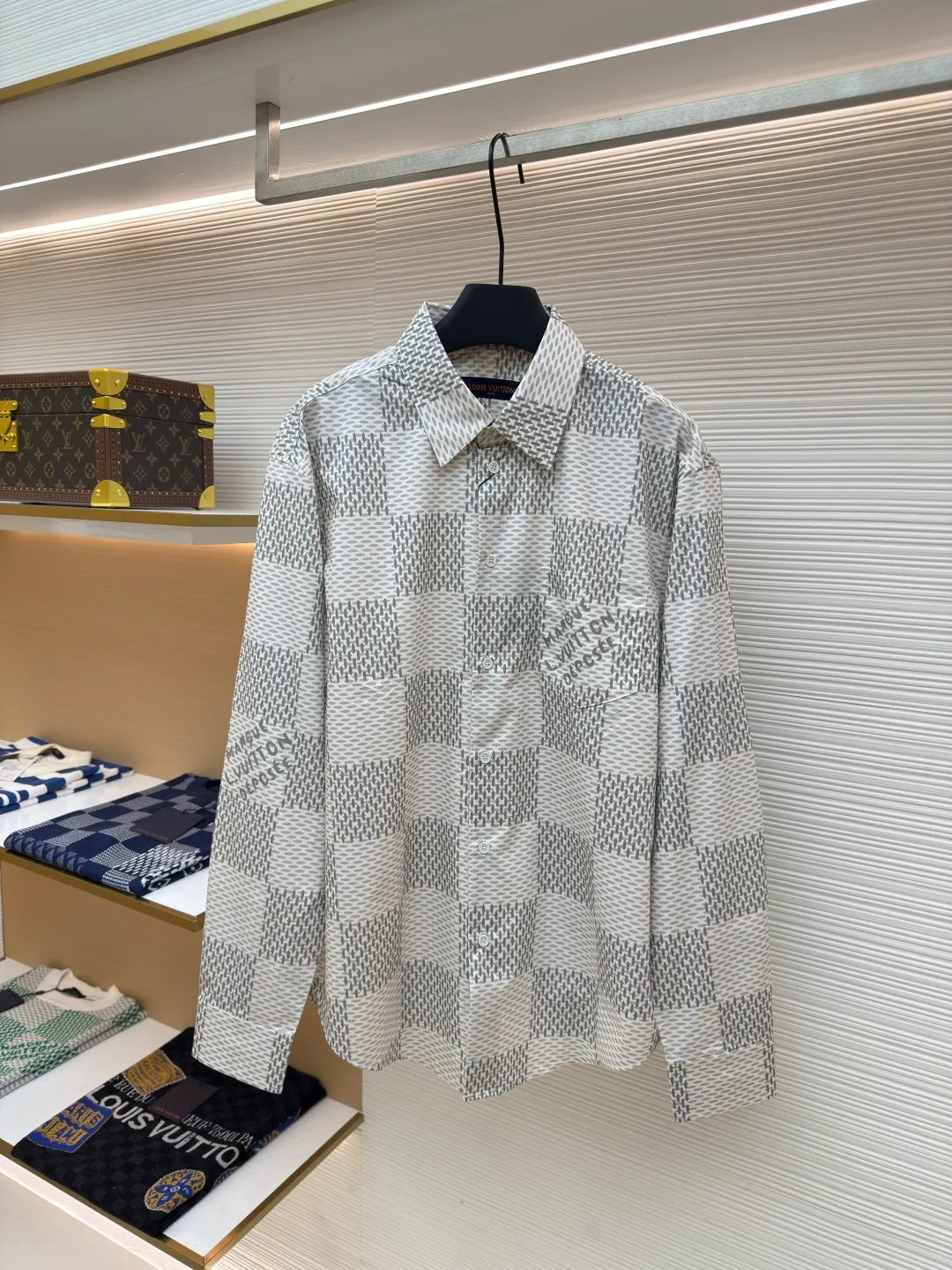 LOUIS VUITTON plain large checkered shirt ●Authentic product: purchased and developed for 10200 ●Item number: 1680321-B05 ●Fabric: polyester fiber fabric ●Technology: made on positioning cutting machine ●Version: fitted version ●Weight: about 300 grams ●Size: XS-S-M-L ●Description: The fabric is made of 40s*40s pure cotton plain fabric with a warp and weft density of 140*140. We purchased the Y version of the scanned pattern for printing, using semi-bleached cloth. Each position of the paper pattern positioning flower perfectly restores the Y version of the flower position. It is printed with digital paint direct-injection printing technology, and the laser burnt pattern is precisely cut into pieces. The left and right panels are designed with restored flowers. The sleeves and cuffs of the collar, seat, and back are made with positioning patterns based on the original pattern, and the buttons are hand-sewn with white hand-sprayed glossy paint. The overall wiring is straight and delicate, the fabric is comfortable and soft, and the color is consistent without color difference. It can be matched with the same style to create a fashionable look and control various occasions. Customized accessories, complete with three standards, same style for men and women!